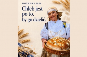 Beżowa grafika dożynkowa z kłosami zbóż i napisem „Dożynki 2026. Chleb jest po to, by go dzielić.” Po prawej stronie stoi Janina Żagan Starosta Cieszyńska w stroju regionalnym, trzymająca w wiklinowym koszu duży, ozdobny bochen chleba z napisem „Dożynki 2026”.