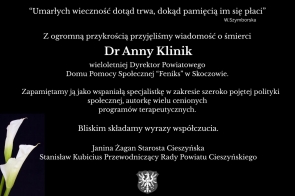 Grafika żałobna na czarnym tle z białym tekstem i białymi kaliami po lewej stronie.