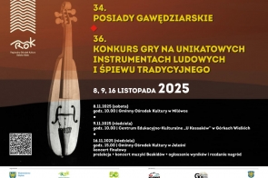 Grafika informacyjna w brązowo-czarno-żółtej kolorystyce dotycząca Posjadów Gawędziarskich oraz konkursu gry na unikatowych instrumentach ludowych i śpiewu tradycyjnego. Po lewej stronie widoczna jest grafika instrumentu ludowego i kod QR, a na dole znajdują się logotypy.
