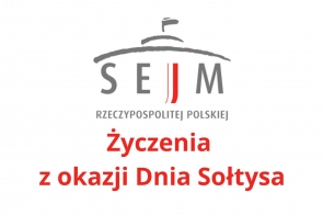 Grafika przedstawia stylizowany symbol budynku Sejmu RP z falującą flagą na szczycie. Pod nim umieszczono duże, szare litery tworzące napis, z jednym czerwonym elementem. Poniżej, w czerwonym kolorze, widnieje tekst związany z obchodami Dnia Sołtysa. Całość utrzymana jest w oficjalnym i eleganckim stylu.