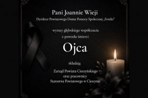 Grafika kondolencyjna na czarnym tle z żałobną wstążką, zapaloną świecą i ciemnymi kwiatami. 