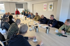 Spotkanie w Sali Konferencyjnej. Wymienieni w artykule przedstawiciele przy stole dyskutują na tematy ważne dla powiatu w centralnym miejscu Starosta Cieszyński Janina Żagan