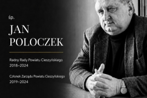 Jan Poloczek siedzi przy stole, lekko pochylony, ze splecionymi dłońmi. Ma na sobie golf i marynarkę. Z poważną, zamyśloną twarzą patrzy w bok. Po lewej stronie widnieją herb Powiatu Cieszyńskiego, jego imię i nazwisko oraz pełniona funkcja.