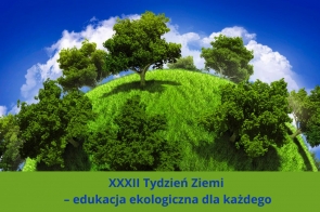 Zielone wzgórze pokryte bujną trawą, z którego wyrastają rozłożyste drzewa, rozciąga się pod jasnym, błękitnym niebem z białymi, puszystymi chmurami. Sceneria wygląda jak fragment małej, zielonej planety, symbolizującej harmonię z naturą. W dolnej części grafiki widoczny jest pasek w kolorze trawy z tekstem informującym o wydarzeniu związanym z edukacją ekologiczną.