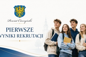 Grafika informacyjna w biało-granatowo-złotej kolorystyce. Zawiera herb Powiatu Cieszyńskiego, napis „Pierwsze wyniki rekrutacji” oraz zdjęcie czterech młodych osób z plecakami i teczkami.