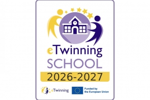Plakat w fioletowo-żółtej kolorystyce z napisem „eTwinning School 2026–2027”, przedstawiający graficzny rysunek szkoły i postacie wokół niej oraz logotyp Unii Europejskiej na dole.