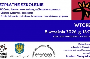 Na biało-niebieskim tle widnieje informacja o bezpłatnym szkoleniu dla organizacji pozarządowych, liderów i wolontariuszy. Tematy to e-Doręczenia i fotografia. Spotkanie odbędzie się 8 września 2026 r. o godz. 16.00 w COK Dom Narodowy w Cieszynie.