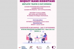 Dwie kobiety siedzą naprzeciw siebie przy okrągłym stoliku, rozmawiają. Jedna trzyma filiżankę, druga gestykuluje. W tle rośliny i pastelowe kolory. Na górze i dole tekst o wsparciu psychologicznym i prawnym.
