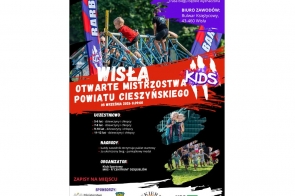  Dzieci pokonują przeszkody i biegną po trawie podczas zawodów sportowych. W centralnej części widnieje napis „Wisła Kids – Otwarte Mistrzostwa Powiatu Cieszyńskiego”. Zawody odbędą się 5 września 2026 r. o godz. 9.00 na bulwarze Księżycowym.