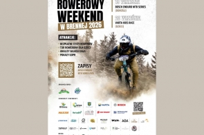 Rowerzysta górski w kasku zjeżdża leśną trasą, wzbijając tumany kurzu. Po lewej stronie widnieje napis „Rowerowy Weekend w Brennej 2026”, a obok terminy zawodów: 19 i 20 września oraz informacje o atrakcjach i zapisach.