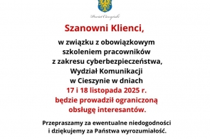 Na górze herb Powiatu Cieszyńskiego, poniżej czerwony nagłówek „Szanowni Klienci”, a dalej tekst w czerni i czerwieni informujący o ograniczonej obsłudze interesantów w Wydziale Komunikacji w Cieszynie z powodu szkolenia pracowników. Na dole podziękowanie za wyrozumiałość od Starostwa Powiatowego w Cieszynie.