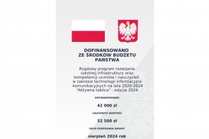 Grafika informacyjna dotycząca dofinansowania ze środków budżetu państwa w ramach programu "Aktywna tablica" na lata 2020-2024. Kwota dofinansowania wynosi 42 000 zł, a całkowita wartość projektu to 52 500 zł. Umowa została podpisana w sierpniu 2024 roku. Widoczne są symbole flagi Polski i godła.
