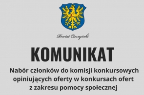 Grafika z komunikatem o naborze członków do komisji konkursowych opiniujących ofert w konkursach ofert z zakresu pomocy społecznej. Zawiera czarny napis i herb Powiatu Cieszyńskiego na szarym tle.