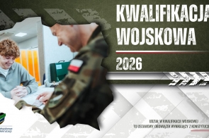 Grafika informacyjna dotycząca kwalifikacji wojskowej 2026. Po lewej stronie widać zdjęcie młodego mężczyzny przy biurku i osobę w mundurze, a po prawej duży napis „Kwalifikacja wojskowa 2026”.