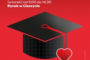 Na czerwonym tle umieszczono napis  „XXIV Akcja Krwiodawstwa – Zdaj egzamin z życia” oraz grafikę  czapki absolwenta z czerwonym sercem. W dolnej części znajdują się dodatkowe informacje i logotypy organizatorów oraz partnerów.