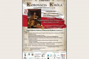 Plakat w beżowo-czerwonej kolorystyce z ozdobną grafiką i napisem „Koronacja Króla”, przedstawiający postać historyczną oraz informacje o wydarzeniu i programie uroczystości.