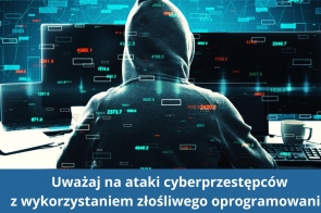 Obraz przedstawia postać w bluzie z kapturem, siedzącą przed ekranami komputerów, w otoczeniu licznych cyfr i prostokątnych grafik symbolizujących dane. Atmosfera jest ciemna, z niebiesko-zielonymi akcentami świetlnymi, podkreślającymi cyfrowy charakter. Na dole znajduje się napis ostrzegający przed cyberprzestępcami i złośliwym oprogramowaniem.