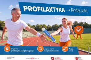 Kobieta i mężczyzna na bieżni przekazują sobie niebieską tubę z nazwą kampanii. W tle pomarańczowa maskotka. U góry hasło „PROFILAKTYKA → Podaj dalej”, a u dołu adres profilaktyka-podajdalej.gov.pl, informacja o bezpłatnych badaniach oraz logotypy organizatorów.