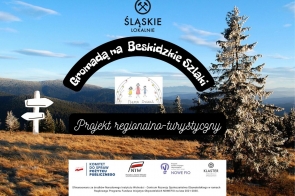 Górski krajobraz z ośnieżonymi drzewami i szczytami Beskidów, w centralnej części grafika z napisem „Gromadą na Beskidzkie Szlaki” i logo Stowarzyszenia „Nasze Dzieci”, poniżej hasło „Projekt regionalno-turystyczny”.