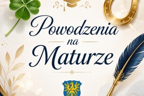 Napis „Powodzenia na maturze”, poniżej herb Powiatu Cieszyńskiego, obok czterolistna koniczyna, podkowa, pióro i czapka absolwenta, całość w eleganckiej złoto-granatowej stylistyce.
