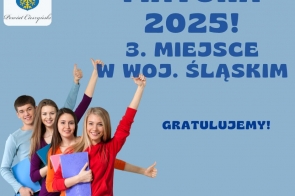 Na jasnoniebieskim tle widać grupę czterech młodych osób – trzy dziewczęta i jeden chłopiec – stojących w szeregu z zeszytami w rękach, uśmiechniętych i pokazujących kciuki w górę. W lewym górnym rogu herb powiatu cieszyńskiego, obok duży napis o sukcesie maturzystów i gratulacje.