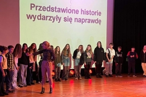 Wyjazd młodzieży szkół ponadpodstawowych na spektakl "My, dzieci z ..."