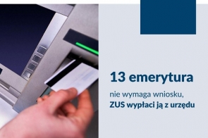 Zbliżenie na bankomat, do którego użytkownik wkłada kartę. Obok, na jasnym tle, znajduje się informacja: „13 emerytura nie wymaga wniosku, ZUS wypłaci ją z urzędu” z logo Zakładu Ubezpieczeń Społecznych w górnym rogu.