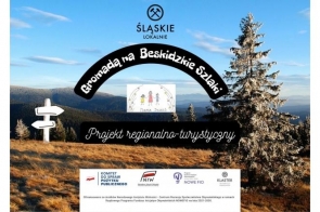Górski krajobraz z ośnieżonymi drzewami i szczytami Beskidów, w centralnej części grafika z napisem „Gromadą na Beskidzkie Szlaki” i logo Stowarzyszenia „Nasze Dzieci”, poniżej hasło „Projekt regionalno-turystyczny”.