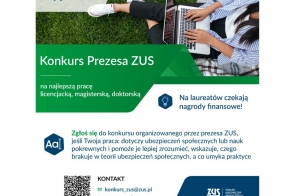 Grupa osób siedzi na trawie z laptopami, widoczne nogi i dłonie nad klawiaturą. W tle zieleń, sportowe buty, casualowe ubrania. Atmosfera luźna i studencka, sugerująca pracę nad projektem lub naukę.