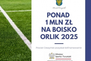 Fragment zielonego boiska z białą linią, a obok jasna część z herbem Powiatu Cieszyńskiego i dużym napisem o ponad 1 mln zł na boisko Orlik 2025 oraz informacją o dofinansowaniu i logo instytucji na dole.