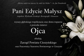 Grafika kondolencyjna w czarno-białej kolorystyce. Na ciemnym tle widoczne są białe kwiaty oraz tekst z wyrazami współczucia z powodu śmierci ojca.