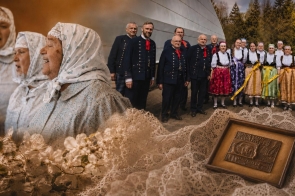Kolaż trzech zdjęć: Pierwsze zdjęcie trzech kobiet w chustkach na głowie śpiewających przed mikrofonem, drugie zdjęcie to grupa dorosłych osób w strojach ludowych, trzecie zdjęcie: pamiątkowa rzeźba - tablica