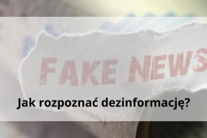Grafika przedstawia zbliżenie na kartkę papieru z czerwonym napisem „FAKE NEWS” w tle, częściowo zakrytym i porwanym. Na dole czarny tekst „Jak rozpoznać dezinformację?”. Obraz symbolizuje temat fałszywych informacji i ich identyfikacji.