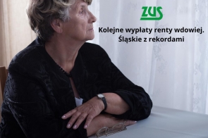 Starsza kobieta w czerni siedzi przy stole, patrzy w bok z zamyśleniem, trzymając okulary w dłoni. Obok widnieje logo ZUS i napis: „Kolejne wypłaty renty wdowiej. Śląskie z rekordami.”