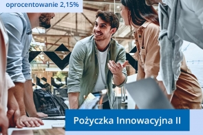 Grupa młodych osób dyskutuje oparta o stół. Na stole rozłożone laptopy.U dołu loga podmiotów zaangażowanych w realizację projektów Pożyczka Innowacyjna i Pożyczka Innowacyjna II.