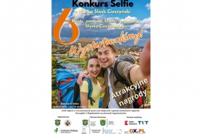 Plakat konkursu selfie z Marką Śląsk Cieszyński. Para turystów robi selfie na tle krajobrazu z mostami i rzeką. Informacja o 6. edycji, terminie 01.07–31.08.2026 i nagrodach.