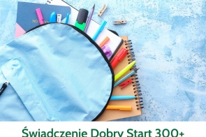 Otwarty jasno - niebieski plecak wypełniony przyborami szkolnymi. Na dole znajduje się napis "Świadczenie Dobry Start 300+".