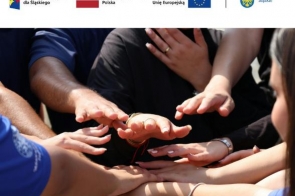 Grafika informacyjna z logotypami Funduszy Europejskich, Rzeczypospolitej Polskiej, Unii Europejskiej i Województwa Śląskiego. Poniżej znajduje się zdjęcie dłoni ułożonych jedna na drugiej, symbolizujące współpracę i wsparcie.