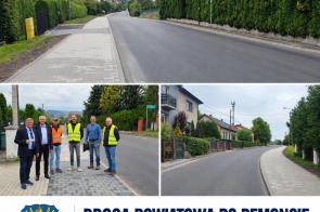 W górnej części znajdują się zdjęcia wyremontowanej drogi, chodnika oraz grupy mężczyzn stojących przy ulicy. W dolnej części, na białym tle, umieszczono herb Powiatu Cieszyńskiego oraz granatowy napis „Droga powiatowa po remoncie – Cieszyn, ul. Przepilińskiego”.