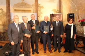 Laureaci Szerszników 2023 w towarzystwie władz Powiatu Cieszyńskiego