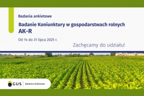 Na górnej stronie plakatu znajdują się granatowe napisy, takie jak : "Badania ankietowe, Badanie Koniunktury w gospodarstwach rolnych AK-R, od 14 do 31 lipca 2025r., zachęcamy do udziału" . Na dole plakatu znajduje się pole, wraz z napisem "GUS- badanie ankietowowe".