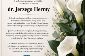 Beżowo-kremowa grafika kondolencyjna z czarnym tekstem i delikatną ozdobną ramką. Po prawej stronie znajduje się kompozycja z białych kalii, zielonych liści i czarnej wstążki. W centrum widnieje informacja o śmierci dr. Jerzego Hermy oraz słowa współczucia.