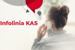 Kobieta z telefonem przy uchu siedzi tyłem, prowadząc rozmowę telefoniczną. Obok widoczny jest napis „Infolinia KAS” na jasnym tle z graficznymi elementami w formie czerwonych i szarych dymków rozmowy.
