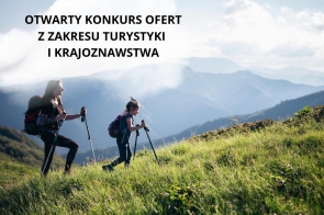Grafika przedstawia dorosłą kobietę oraz dziewczynkę w wieku wczesnoszkolnym idące szczytem góry porośniętej trawą. Ubrane są w wygodne stroje sportowe. W oddali widać zarysy gór. W górnej części grafiki znajduje się napis: Otwarty konkurs ofert z zakresu  turystyki i krajoznawstwa