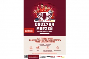 Plakat promujący turniej „Drużyna Marzeń | Puchar Muszkieterów” z dziećmi w czerwonych koszulkach i piłką. Informacja o meczu finałowym 6-7 czerwca 2025 r. w Łodzi przed spotkaniem Polska–Francja. Tło bordowe, logotypy Intermarché i Bricomarché.