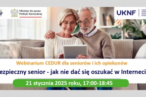 Starsza para siedzi razem na kanapie i uśmiecha się, patrząc na tablet. W tle widać przytulne wnętrze z poduszkami i rośliną. Na dole widnieje informacja o webinarium pt. „Bezpieczny senior – jak nie dać się oszukać w Internecie”, które odbędzie się 21 stycznia 2025 roku w godzinach 17:00–18:45.