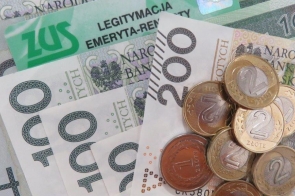 ChatGPT powiedział:  Rozłożone banknoty o nominałach 100 i 200 złotych, częściowo przykryte przez błyszczące monety o wartości 1, 2 i 5 złotych. W górnej części widoczna plastikowa karta z zielonym logo oraz napisem „LEGITYMACJA EMERYTA-RENCISTY”, sugerująca związek z systemem ubezpieczeń społecznych. Kolorystyka zdjęcia utrzymana w odcieniach zieleni, złota i srebra, co podkreśla temat finansów.