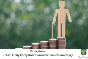 Drewniana sylwetka starszej osoby z laską stoi na szczycie rosnących stosów monet, symbolizujących gromadzone przez lata oszczędności. Hasło: „Emerytura – czas, kiedy korzystasz z owoców swoich inwestycji”. W rogu herb Powiatu Cieszyńskiego.