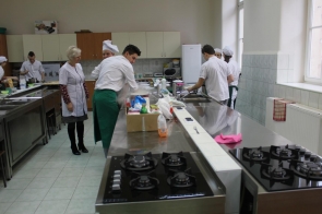 Pracownia technologii gastronomicznej – uczniowie w profesjonalnej kuchni przygotowują dania pod okiem nauczyciela. Nowoczesne wyposażenie, kuchenki gazowe i stanowiska pracy umożliwiają zdobywanie praktycznych umiejętności zawodowych.