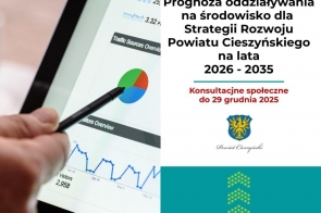 Grafika składająca się z trzech części.Po lewej dłoń trzymajaca wsaźnik skierowany w kierunku ekranu.W prawym górnym rogu tekst informujący o konsultacjach społecznych oraz herb powiatu,w prawym dolnym rogu zielona strzałka skierowana w górę.